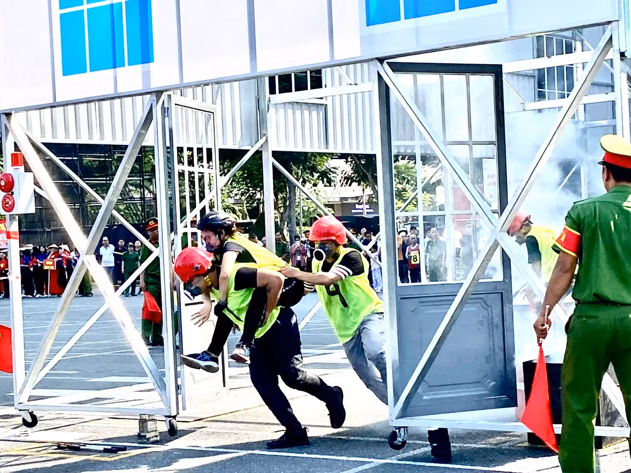 Xem các “Tổ liên gia an toàn PCCC” tranh tài không khác gì lực lượng chuyên nghiệp -0