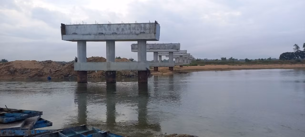 Tìm thấy thi thể thứ hai trong vụ lật xuồng trên sông Ba dưới chân cầu đường cao tốc -0