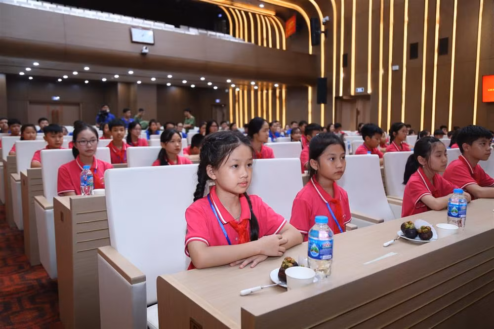 Bộ trưởng Tô Lâm gặp mặt, tặng quà các cháu thiếu nhi tiêu biểu tỉnh Hưng Yên -0