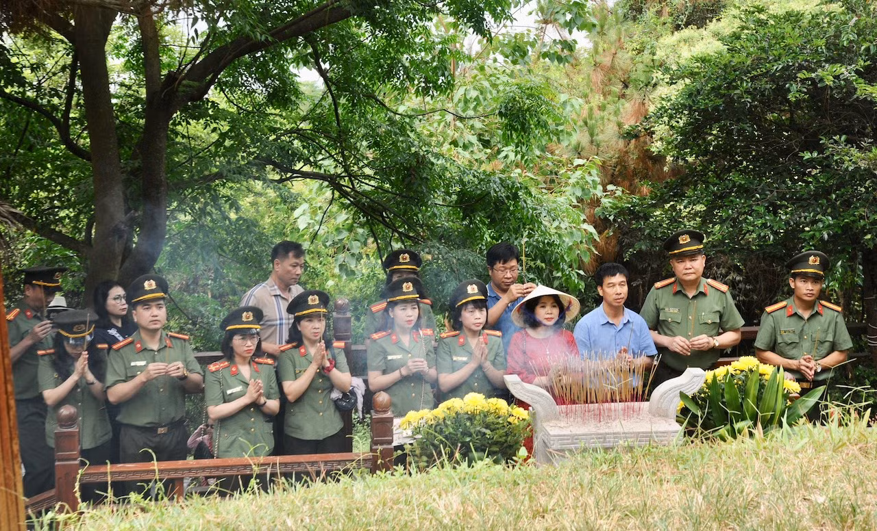 Về Quảng Bình viếng mộ Đại tướng Võ Nguyên Giáp, sẻ chia với CBCS Công an có hoàn cảnh khó khăn -1