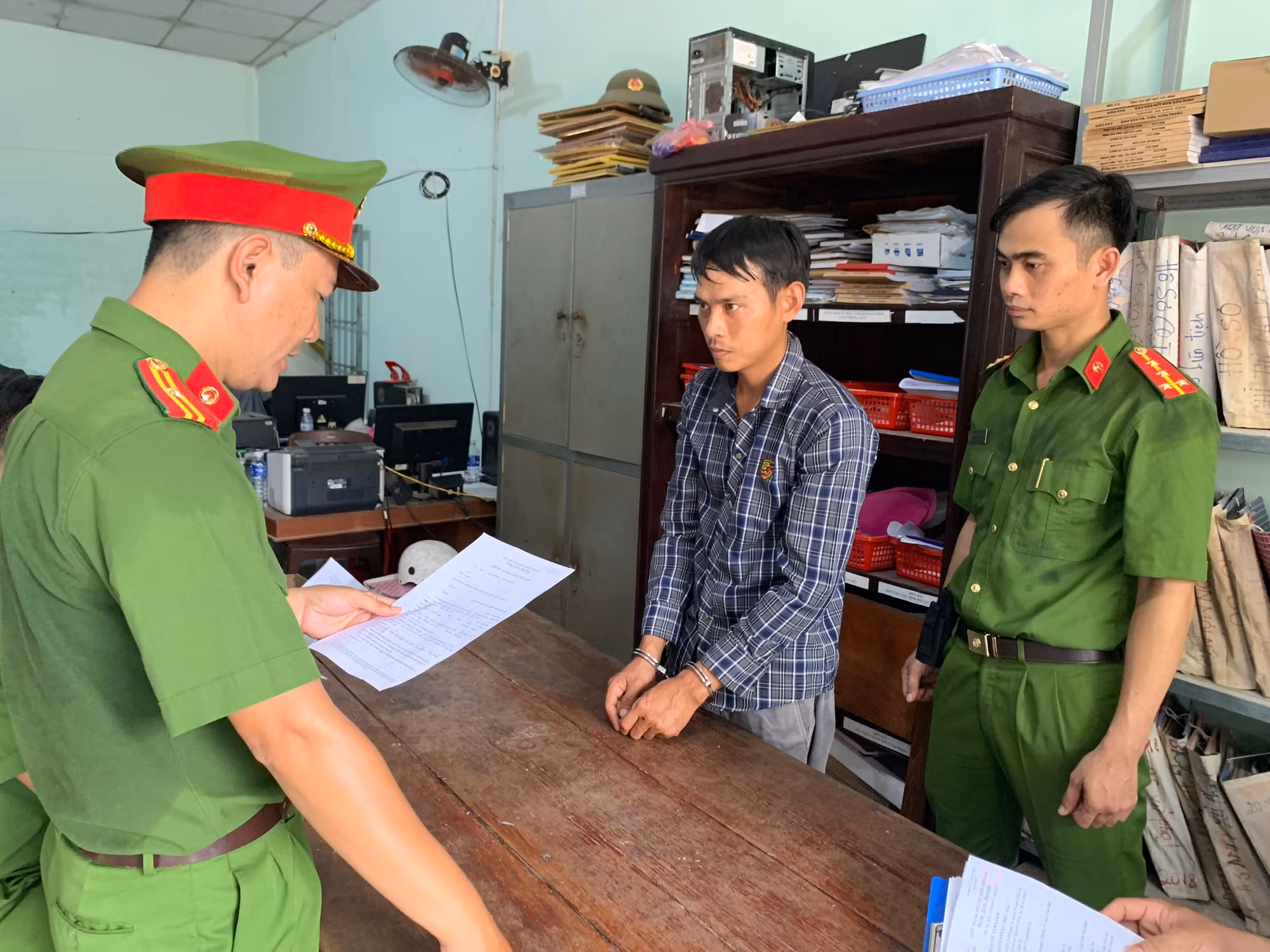 Mâu thuẫn trong lúc ca hát, thanh niên đánh 2 người thương vong -0