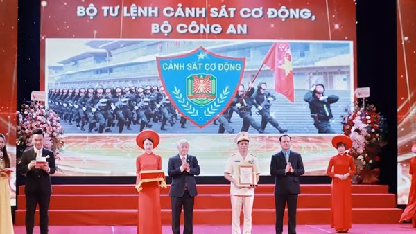 Bộ Tư lệnh Cảnh sát cơ động được vinh danh tại "Vinh quang Việt Nam" năm 2024