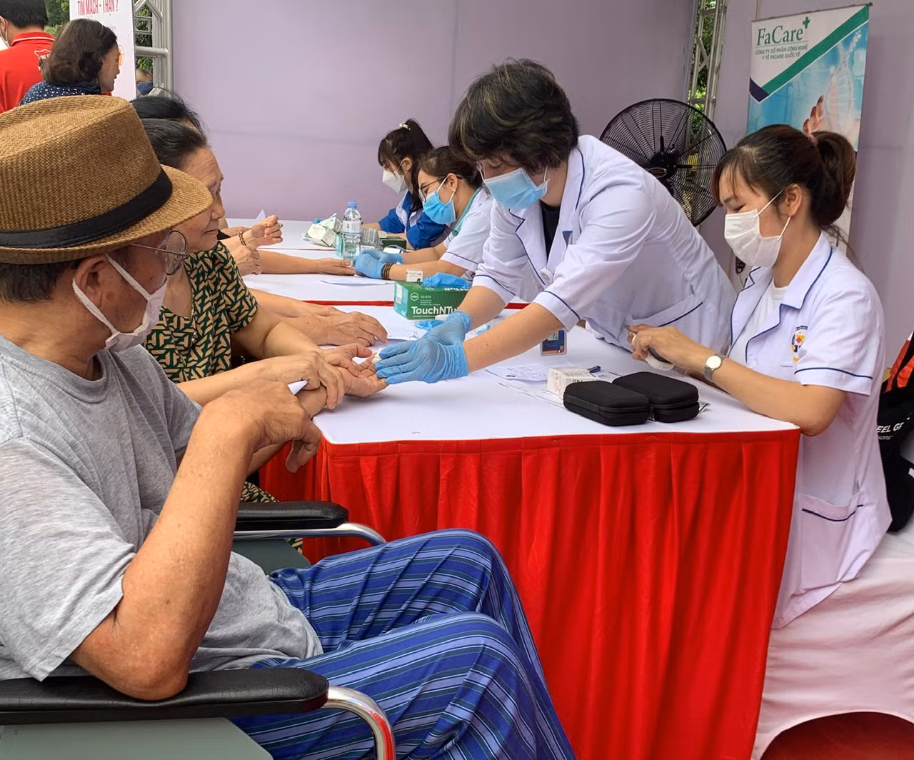 Hơn 2.000 người dân Hà Nội khám miên tầm soát các bệnh ung thư -0