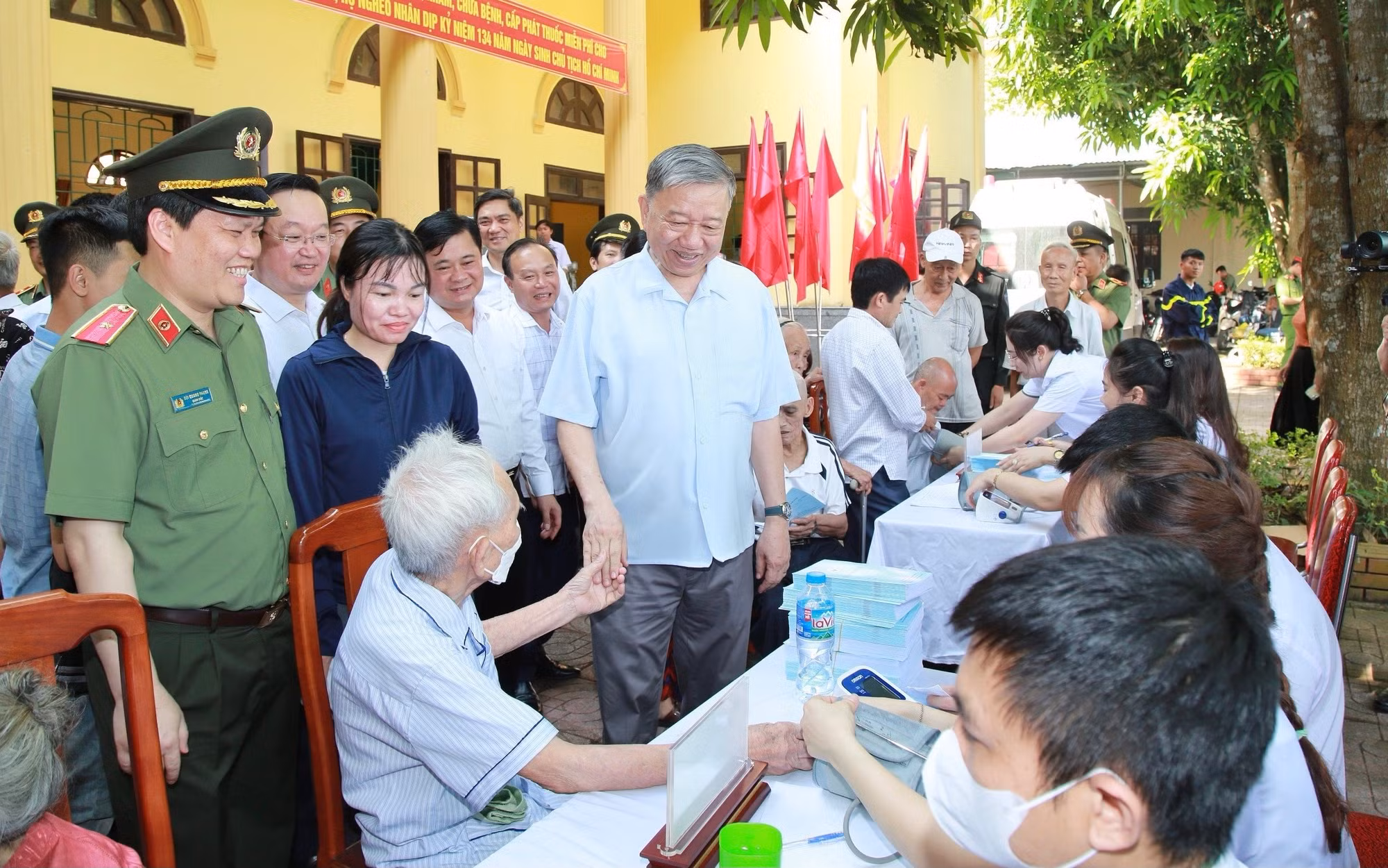 Đại tướng Tô Lâm thăm, tặng quà các bà mẹ Việt Nam anh hùng, người có công, gia đình chính sách&nbsp;tại xã Kim Liên -0
