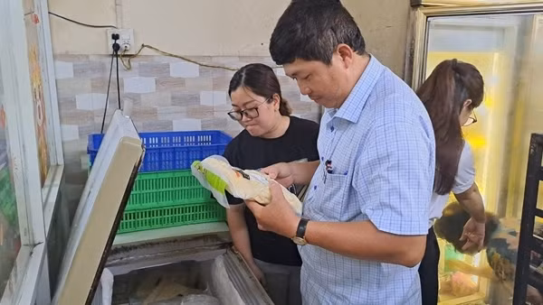 Du khách bị ngộ độc thực phẩm nghi do ăn hải sản tại Phan Thiết