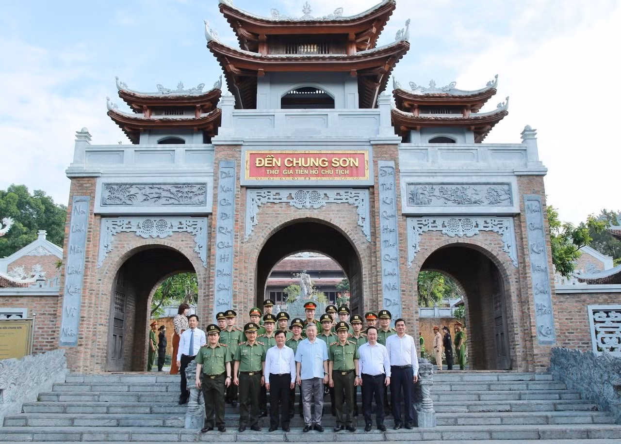 Bộ trưởng Tô Lâm dâng hương, dâng hoa tại Khu di tích Quốc gia đặc biệt Kim Liên -0