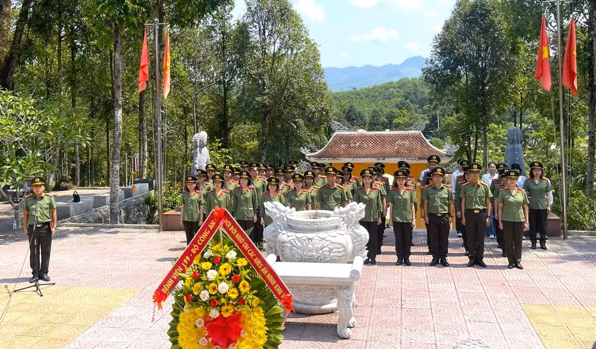 Chuyến công tác về nguồn ý nghĩa với các điều dưỡng viên -0