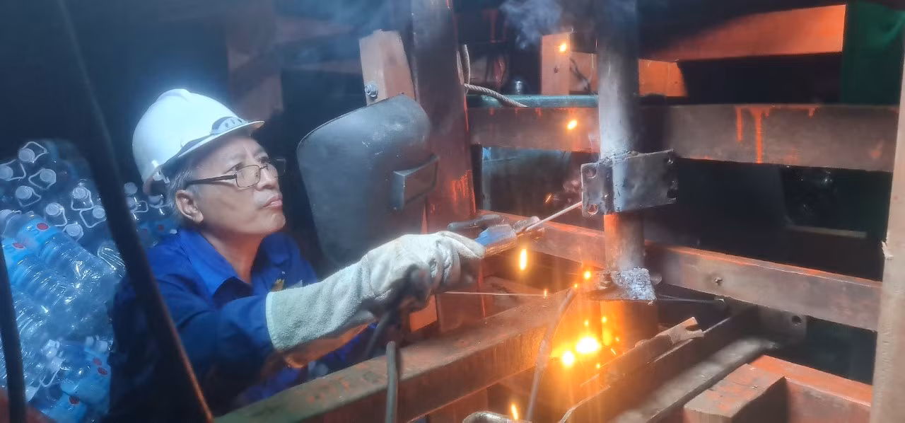 Tàu cá bị sự cố kỹ thuật ở vùng biển Trường Sa đã được Hải đoàn 129 khắc phục -0