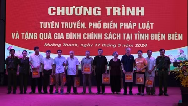 Tuyên truyền pháp luật và tặng quà gia đình chính sách tại Điện Biên