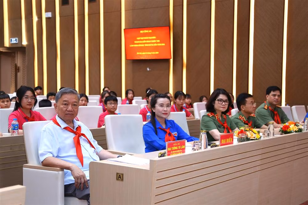 Bộ trưởng Tô Lâm gặp mặt, tặng quà các cháu thiếu nhi tiêu biểu tỉnh Hưng Yên -0