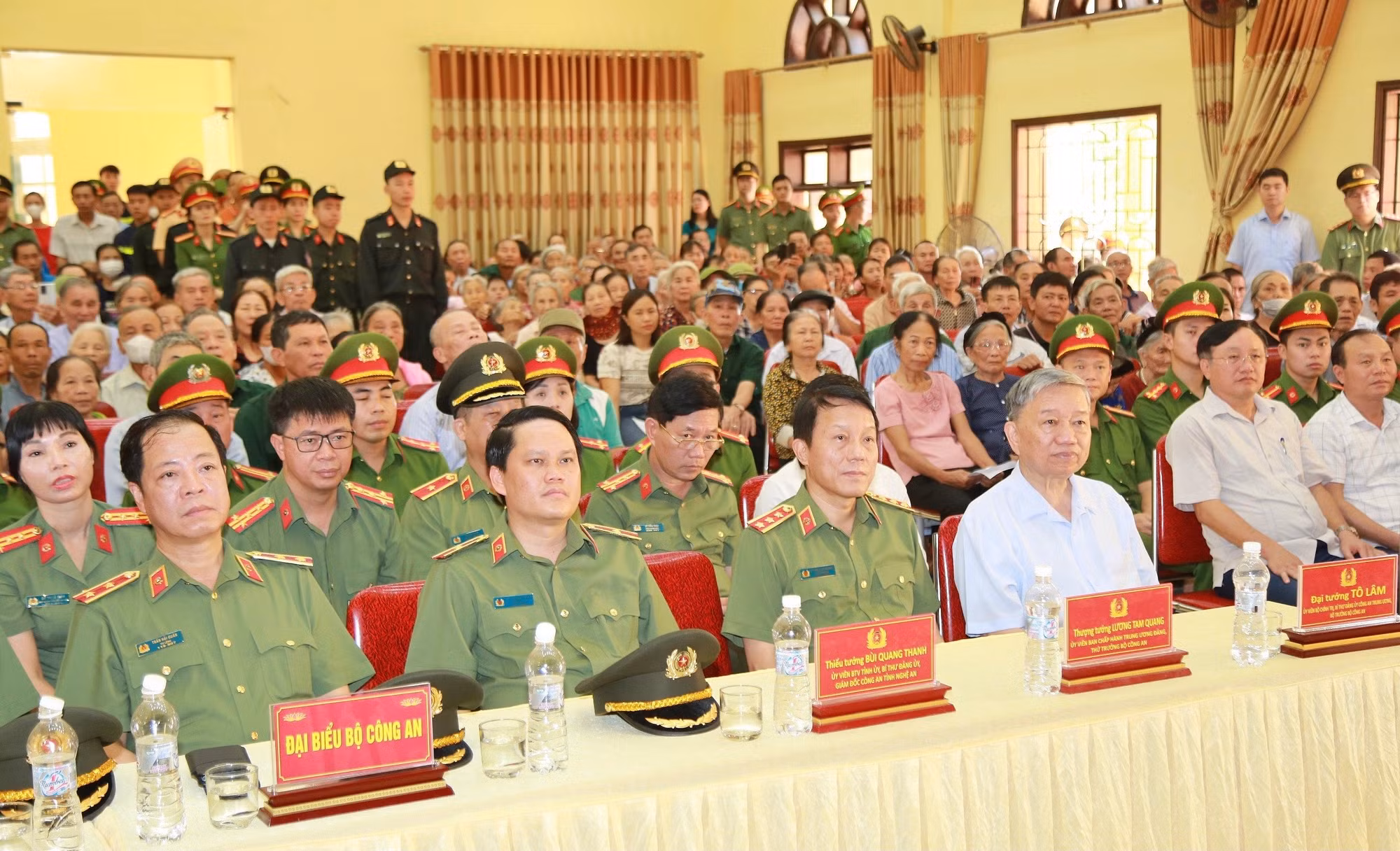 Đại tướng Tô Lâm thăm, tặng quà các bà mẹ Việt Nam anh hùng, người có công, gia đình chính sách&nbsp;tại xã Kim Liên -0