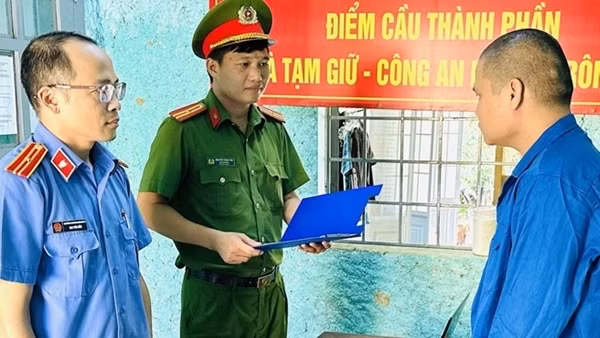 Lên mạng giả "gái" mồi chài, dùng clip “nóng” tống tiền
