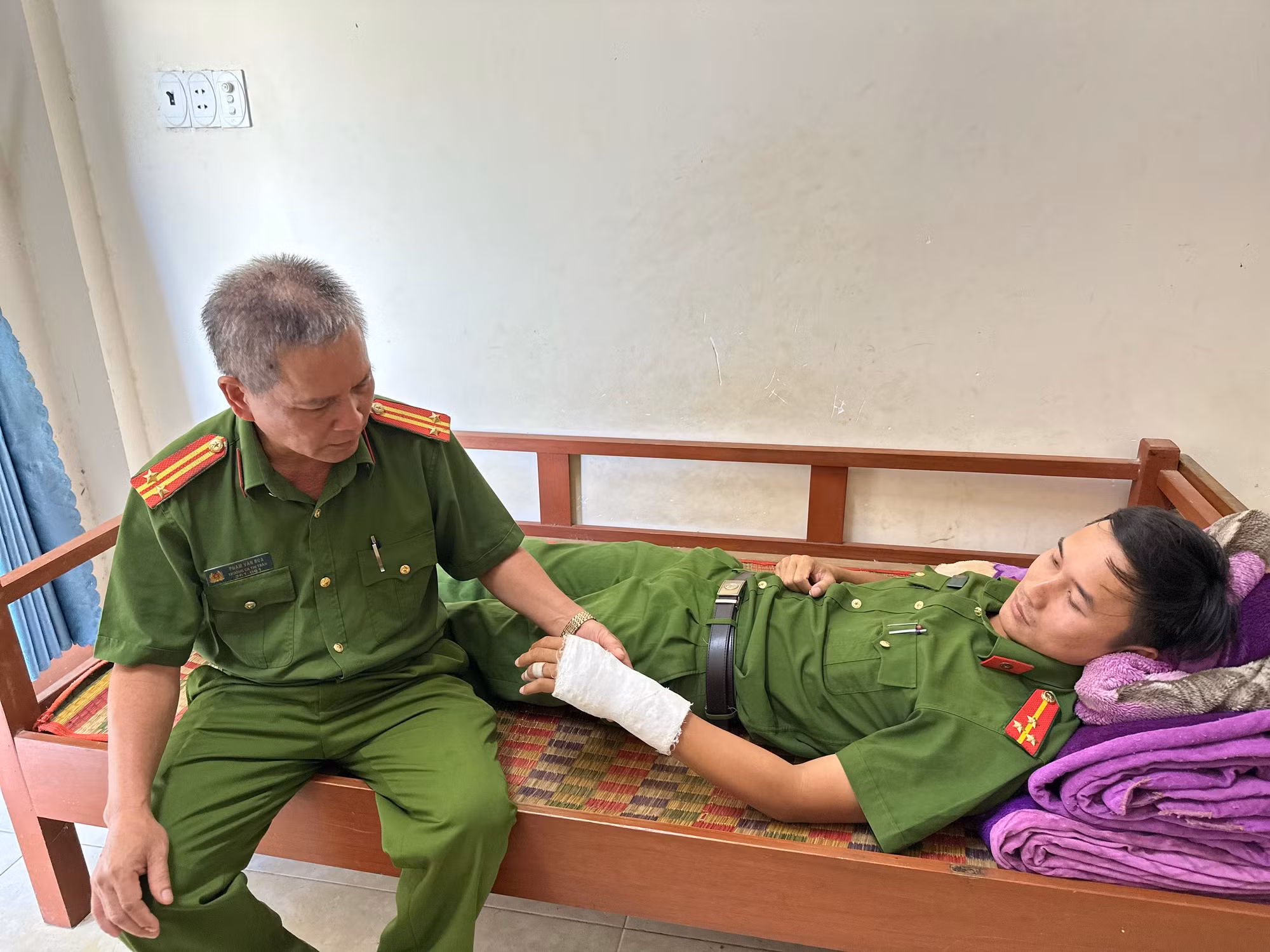 Cảnh sát khu vực bị thương khi ngăn chặn hàng chục đối tượng chém nhau -0