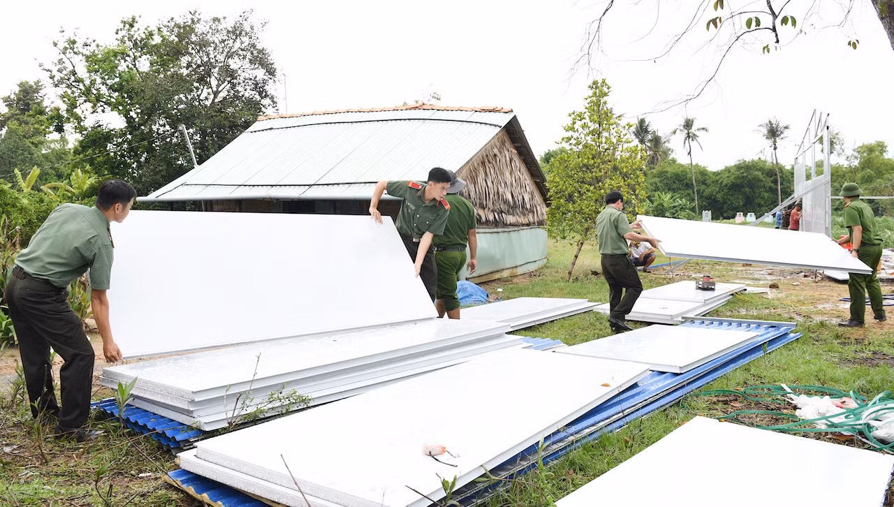CBCS Công an Trà Vinh chung tay xây dựng nhà ở tặng người nghèo -1