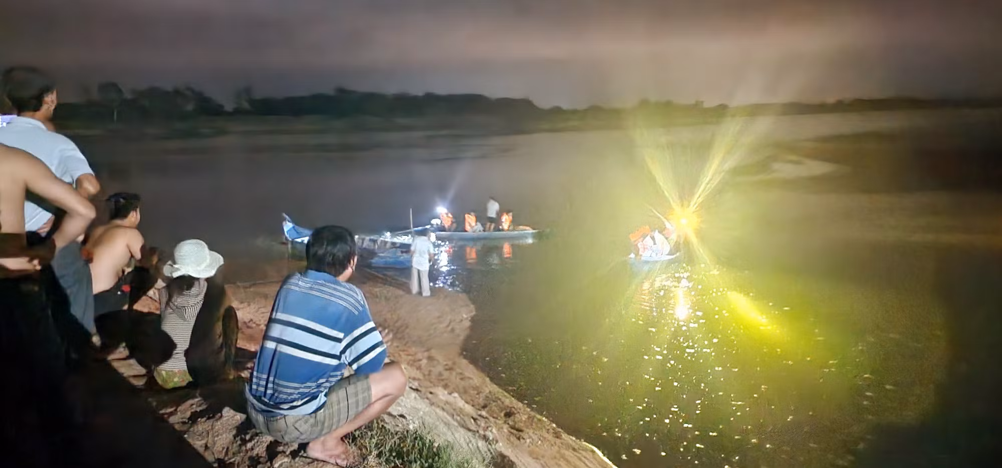  Lật xuồng dưới chân tại cầu đường cao tốc khiến 1 người tử vong, 2 người mất tích -0