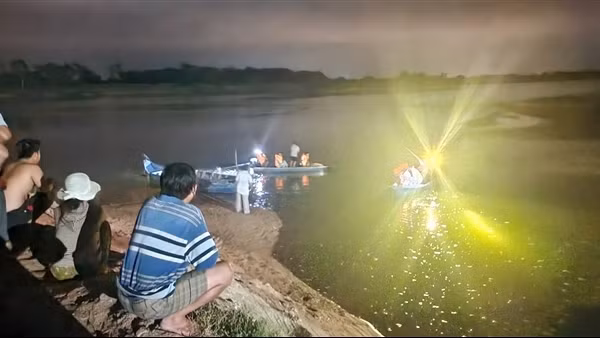 Lật xuồng dưới chân cầu đường cao tốc khiến 1 người tử vong, 2 người mất tích