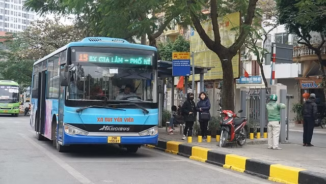 Hà Nội: “Tuýt còi” lái xe buýt vi phạm giao thông, dừng sai điểm đỗ -0