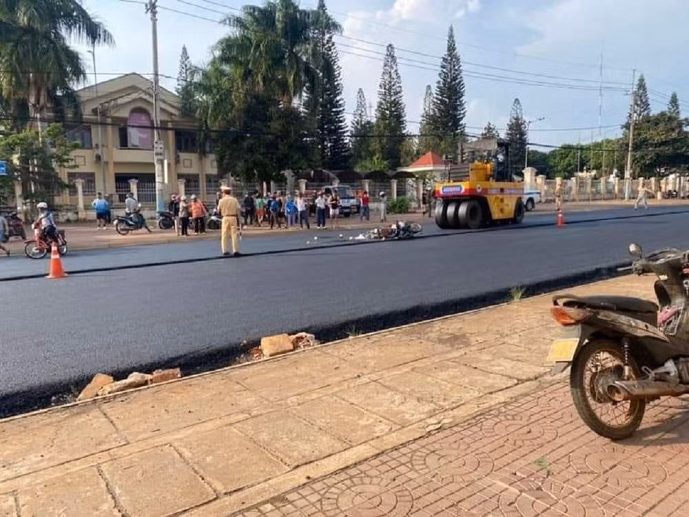 Bị xe lu cán qua người, cháu bé tử vong -0
