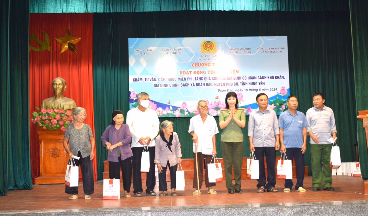 Bệnh viện 19-8 khám bệnh miễn phí và trao quà cho gia đình chính sách, hộ nghèo tại Hưng Yên -0