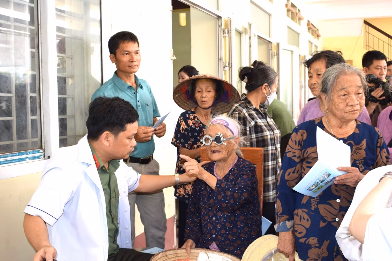 Bệnh viện 19-8 khám bệnh miễn phí và trao quà cho gia đình chính sách, hộ nghèo tại Hưng Yên -0