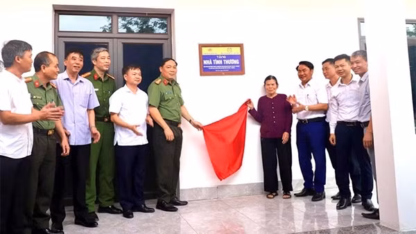 Khánh thành và bàn giao ngôi nhà “Mái ấm tình thương”