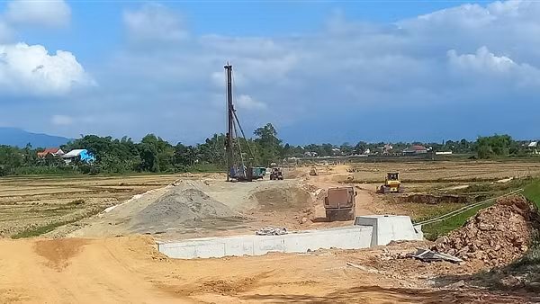 Thiếu đất san lấp, nhiều công trình tại Quảng Nam “đứng bánh”