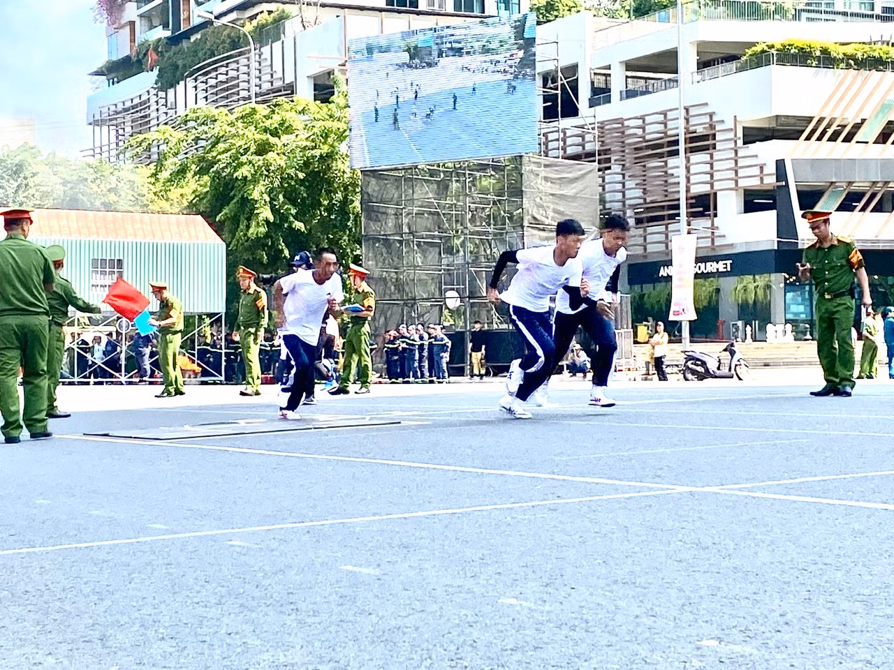 Xem các “Tổ liên gia an toàn PCCC” tranh tài không khác gì lực lượng chuyên nghiệp -0