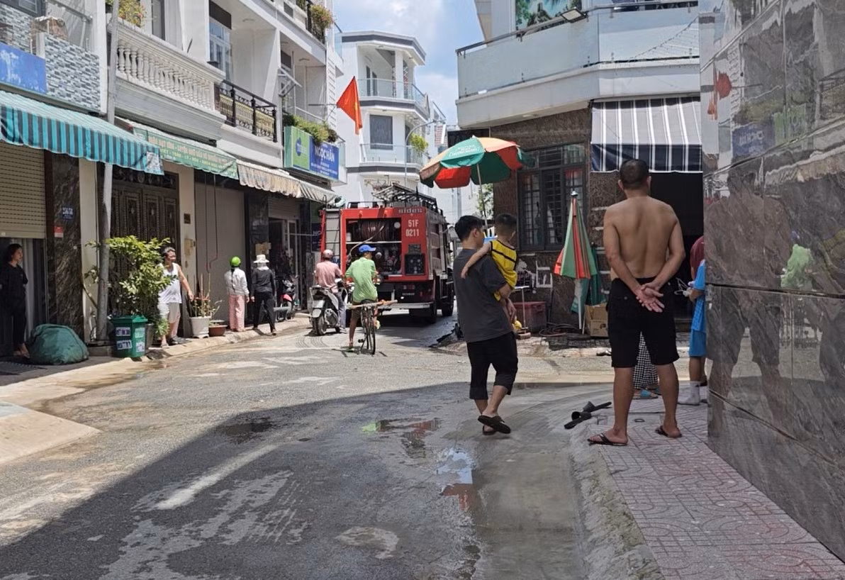 Nhà cháy, 3 người trèo qua sân thượng nhà hàng xóm thoát nạn -1