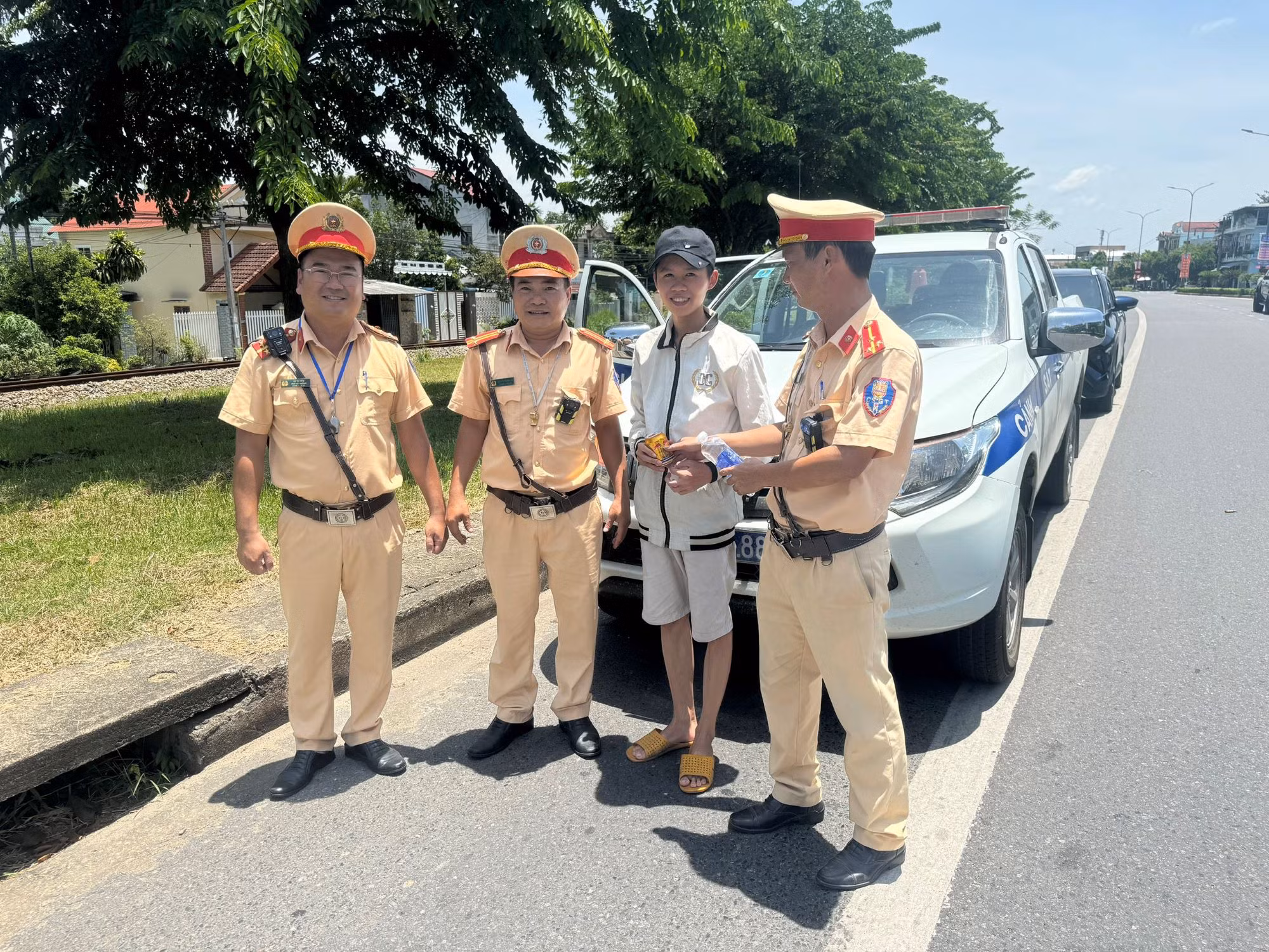 Nam thanh niên xúc động viết thư cảm ơn khi được CSGT giúp đỡ -0