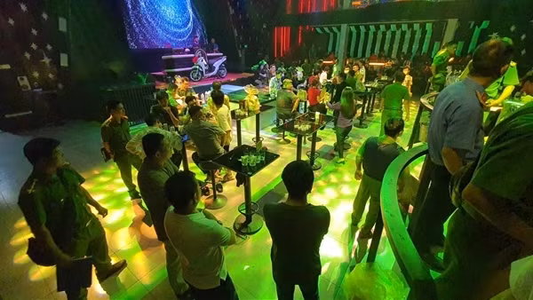 Cảnh sát đột kích quán bar lúc nửa đêm, phát hiện 28 đối tượng phê ma túy