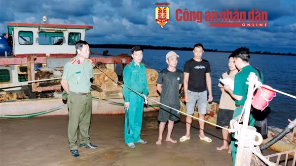 Bắt quả tang sà lan khai thác cát biển trái phép