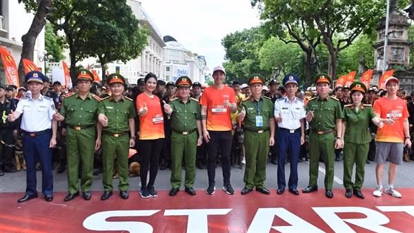 Hoa hậu Ngọc Hân, tuyển thủ Văn Hậu cùng các VĐV tham gia giải chạy vì cộng đồng không ma tuý