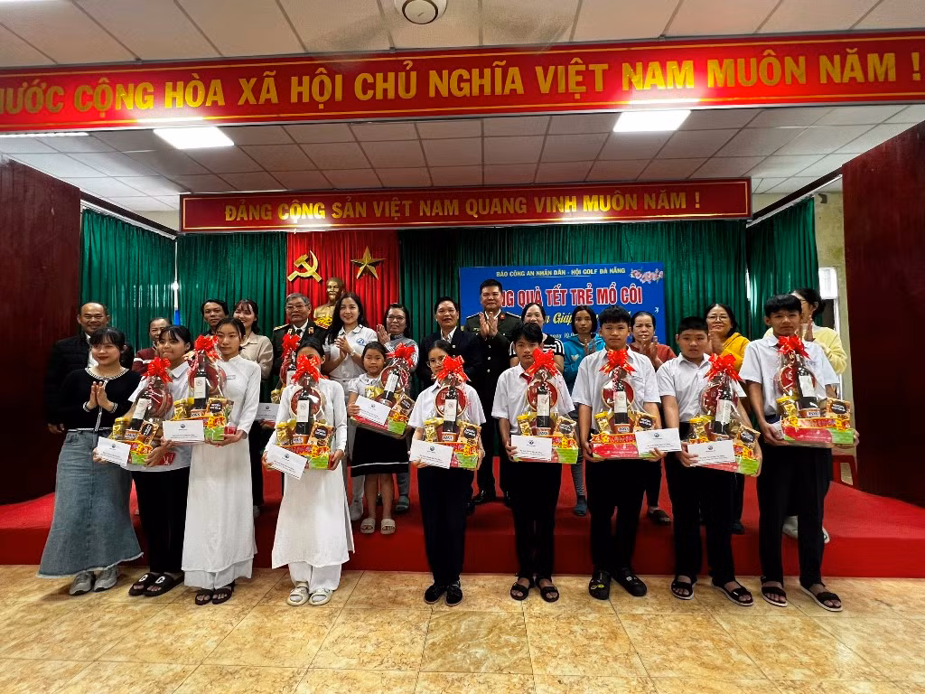 Chương trình “Tết sẻ chia – Vì người nghèo” do Báo CAND phối hợp với Hội golf Đà Nẵng tổ chức: Ấm áp tình xuân bên đôi bờ sông Hàn -1