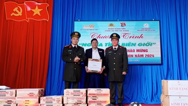 Nhiều phần quà ý nghĩa tặng bà con xã biên giới Pà Vầy Sủ