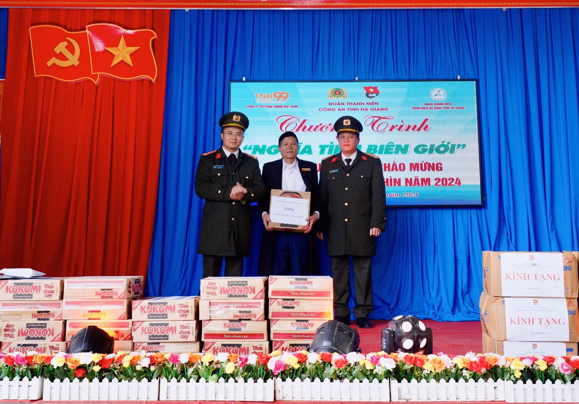 Nhiều phần quà ý nghĩa gửi tặng bà con xã biên giới Pà Vầy Sủ -0