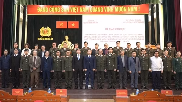 Phát huy sức mạnh tổng hợp trong đấu tranh bảo vệ nền tảng tư tưởng của Đảng
