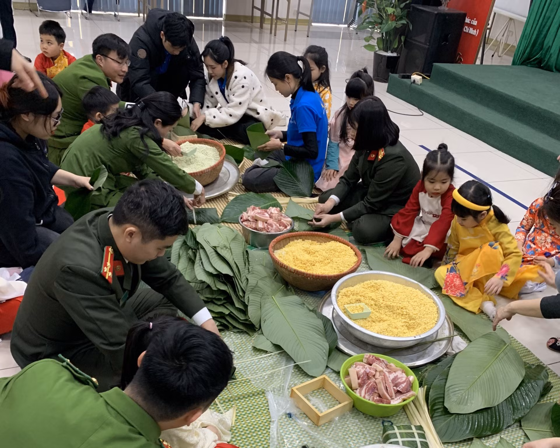 "Gói trọn yêu thương" gửi tặng bà con khó khăn tại Hà Nội ảnh 2