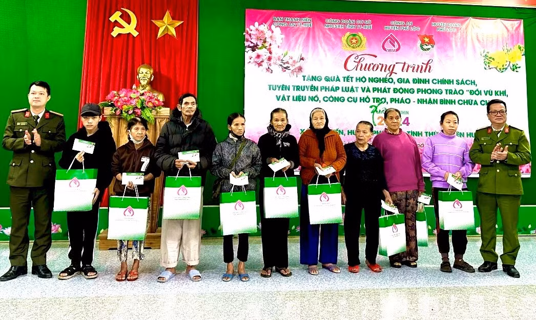 Tặng hàng trăm suất quà Tết cho gia đình chính sách, hộ nghèo ở Thừa Thiên Huế -0