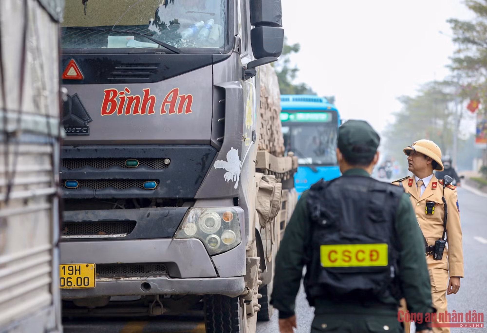 Căng mình trong gió rét bảo đảm an toàn giao thông tuyến quốc lộ ảnh 2 a2.jpg -0