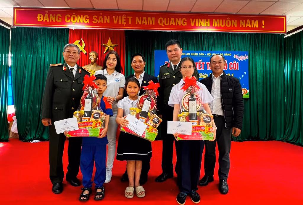 Chương trình “Tết sẻ chia – Vì người nghèo” do Báo CAND phối hợp với Hội golf Đà Nẵng tổ chức: Ấm áp tình xuân bên đôi bờ sông Hàn -0