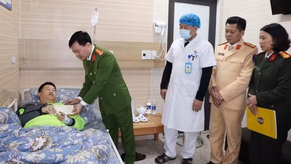 Thăm hỏi, động viên cán bộ CSGT bị thương khi làm nhiệm vụ
