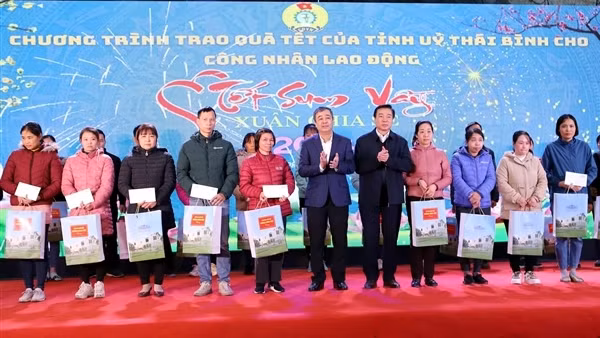 Trao quà Tết của Chủ tịch Quốc hội tặng người lao động có hoàn cảnh khó khăn