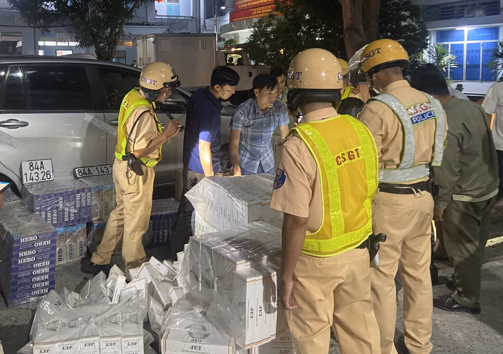 Bỏ ô tô và hơn 20 ngàn gói thuốc lá lậu, chui vào trường học lẩn trốn -0