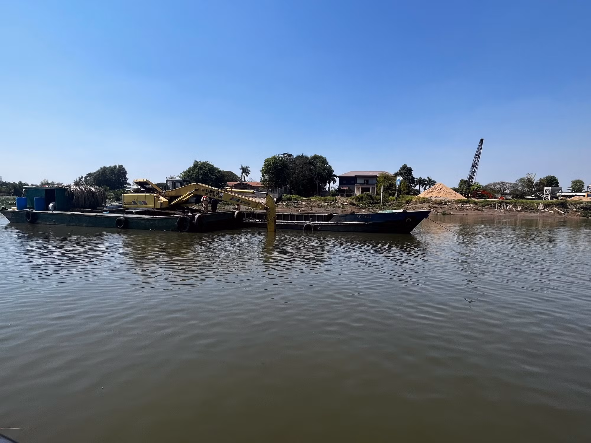 CSGT bắt nhóm sử dụng sà lan móc trộm bùn đất trên sông Tắc -0