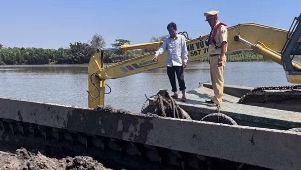 Bắt nhóm đối tượng sử dụng sà lan móc trộm bùn đất trên sông Tắc