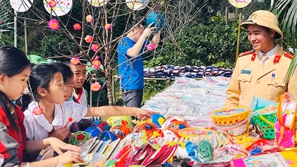 Mang những yêu thương về với học sinh khó khăn nơi biên giới