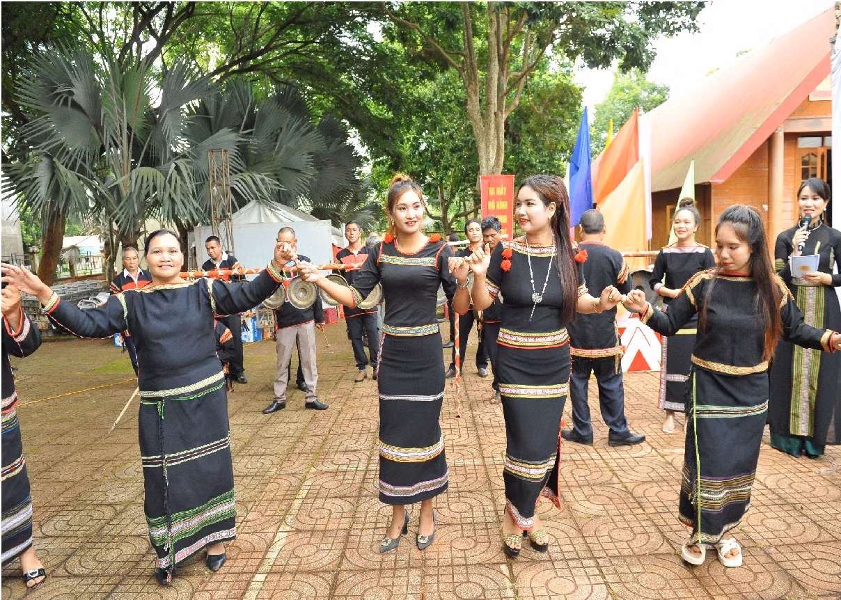 Tôn vinh chiến sĩ Công an, người có uy tín ở Tây Nguyên trong chương trình nghệ thuật “Người truyền lửa” -0