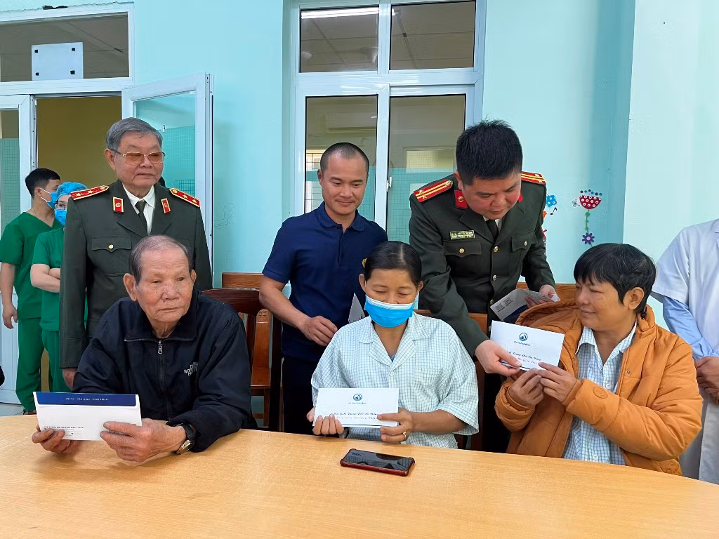 Chương trình “Tết sẻ chia – Vì người nghèo” do Báo CAND phối hợp với Hội golf Đà Nẵng tổ chức: Ấm áp tình xuân bên đôi bờ sông Hàn -0