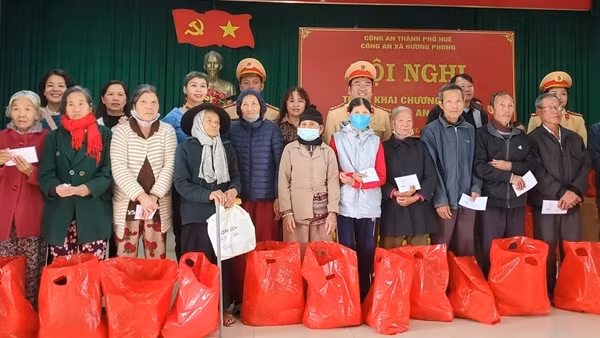 Trao hàng trăm suất quà Tết cho gia đình chính sách, hộ nghèo ở Thừa Thiên Huế