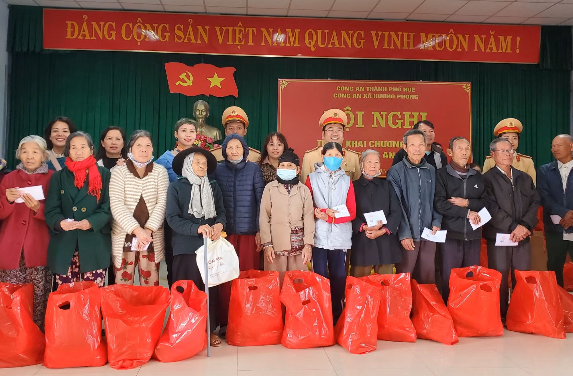 Tặng hàng trăm suất quà Tết cho gia đình chính sách, hộ nghèo ở Thừa Thiên Huế -0